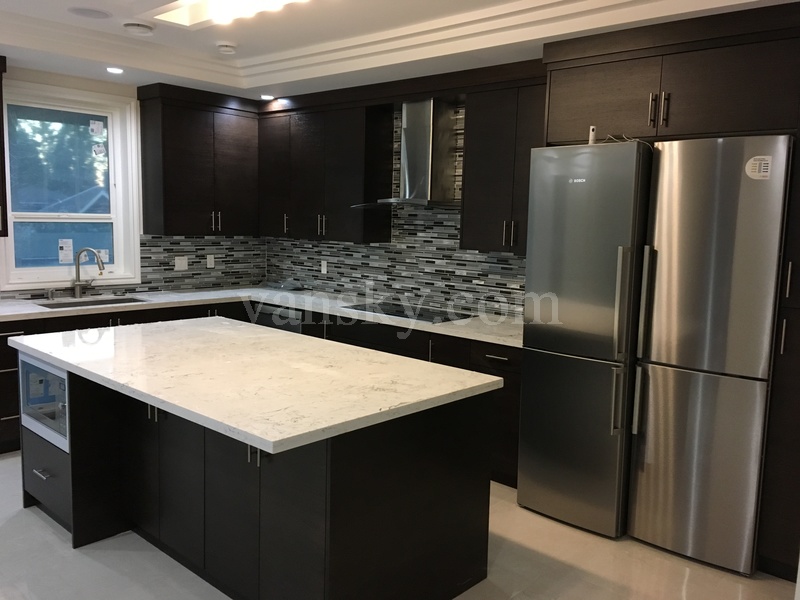 近SFU, CC, Skytrain，安静洁净明亮二楼单间, 中央空调+地暖